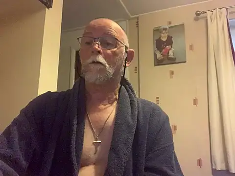 Snapshot of Moonraker64 chatting on June 2026 04:57:01 AM Moonraker64 online show from June 2026 04:57:01 AM