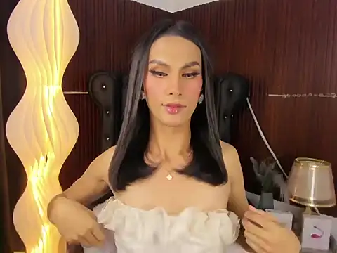 Estella Hilton online show from June 2026 11:30:02 AM