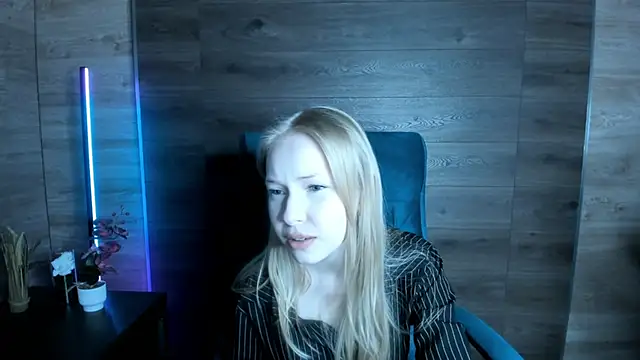 Snapshot of LovvieLov chatting on May 2026 04:48:02 PM LovvieLov online show from May 2026 04:48:02 PM