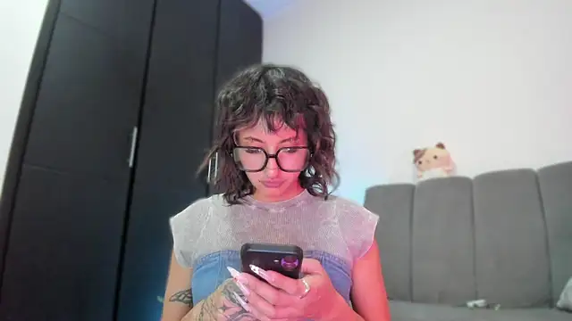 Snapshot of vandalovee_ chatting on May 2026 01:57:16 AM vandalovee online show from May 2026 01:57:16 AM