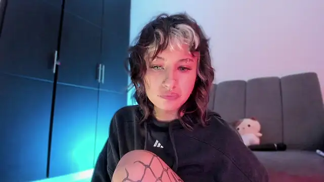 Snapshot of vandalovee_ chatting on May 2026 05:43:01 PM vandalovee online show from May 2026 05:43:01 PM