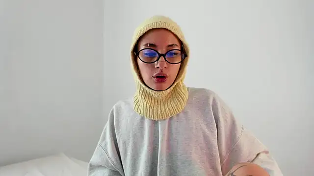 Snapshot of vandalovee_ chatting on June 2026 02:17:02 PM vandalovee online show from June 2026 02:17:02 PM
