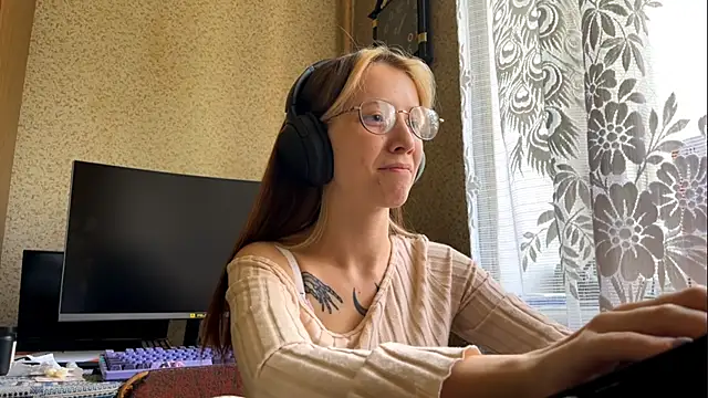 Snapshot of AliceGates chatting on May 2026 07:14:02 AM AliceGates online show from May 2026 07:14:02 AM