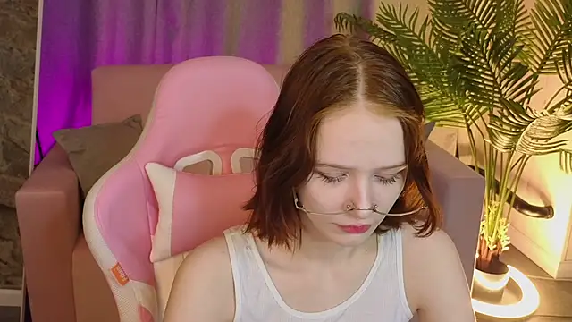 Snapshot of AliceJohansone chatting on May 2026 01:33:02 AM AliceJohansone online show from May 2026 01:33:02 AM
