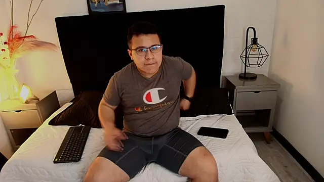 Snapshot of ThiiagoSaenz chatting on May 2026 12:54:02 PM ThiiagoSaenz online show from May 2026 12:54:02 PM