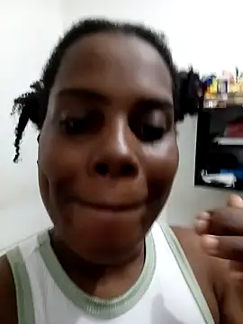 Snapshot of momspretty chatting on May 2026 02:39:01 AM momspretty online show from May 2026 02:39:01 AM