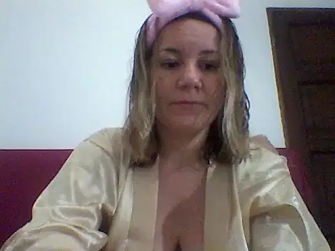 Snapshot of AllisonLove2 chatting on June 2026 02:45:02 AM AllisonLove2 online show from June 2026 02:45:02 AM