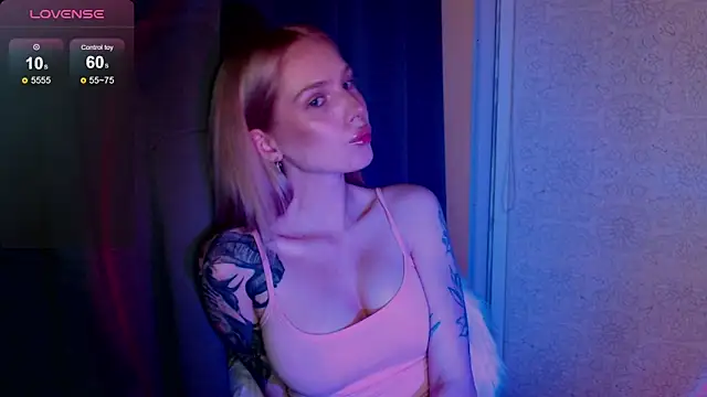 Snapshot of MichelleVelour chatting on May 2026 05:17:02 PM MichelleVelour online show from May 2026 05:17:02 PM