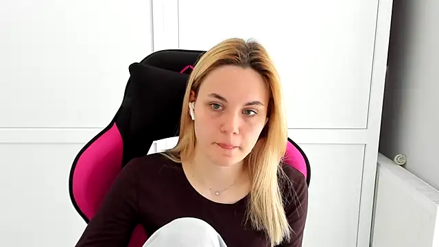 Snapshot of Emma_starrs_ chatting on May 2026 08:33:02 AM Emma starrs online show from May 2026 08:33:02 AM