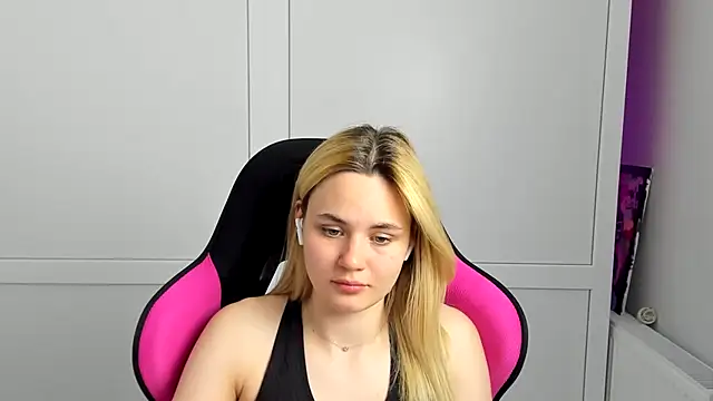 Snapshot of Emma_starrs_ chatting on May 2026 07:10:02 PM Emma starrs online show from May 2026 07:10:02 PM