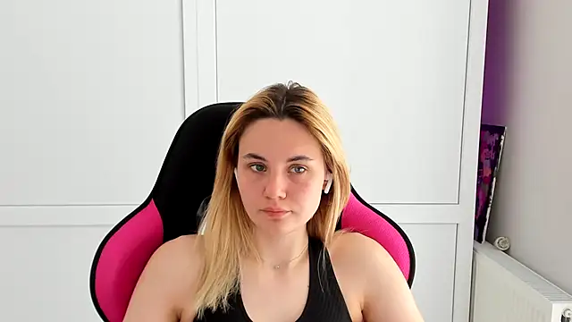 Snapshot of Emma_starrs_ chatting on May 2026 12:02:01 PM Emma starrs online show from May 2026 12:02:01 PM