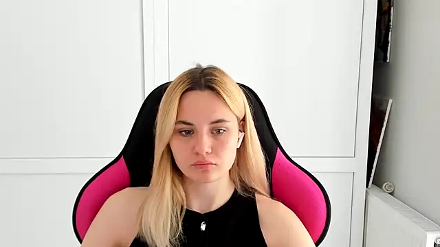 Snapshot of Emma_starrs_ chatting on May 2026 10:12:02 AM Emma starrs online show from May 2026 10:12:02 AM