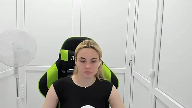 Snapshot of Emma_starrs_ chatting on June 2026 09:46:02 AM Emma starrs online show from June 2026 09:46:02 AM