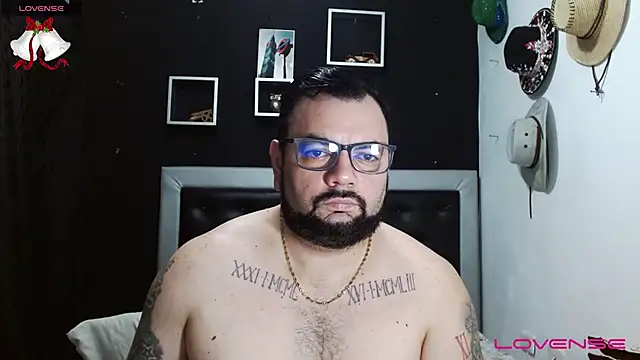 Snapshot of perverseveteranmanxxx chatting on December 2024 04:41:01 AM perverseveteranmanxxx online show from December 2024 04:41:01 AM