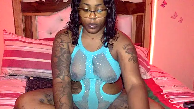 Snapshot of creamyamber chatting on April 2026 01:03:01 AM creamyamber online show from April 2026 01:03:01 AM