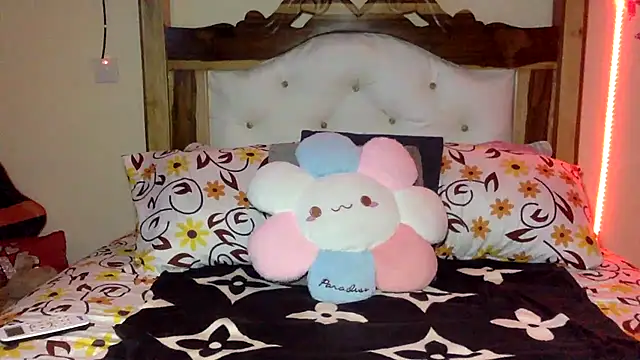 Snapshot of creamyamber chatting on April 2026 01:05:02 AM creamyamber online show from April 2026 01:05:02 AM