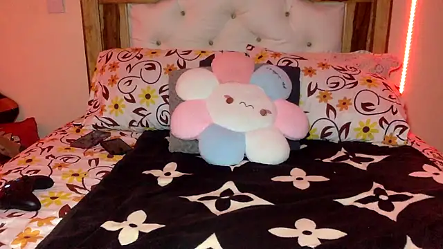 Snapshot of creamyamber chatting on April 2026 01:55:01 AM creamyamber online show from April 2026 01:55:01 AM