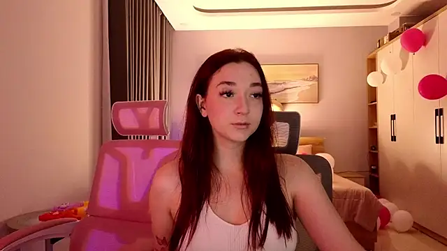 Snapshot of MoonkissGirls chatting on May 2026 01:43:02 PM MoonkissGirls online show from May 2026 01:43:02 PM