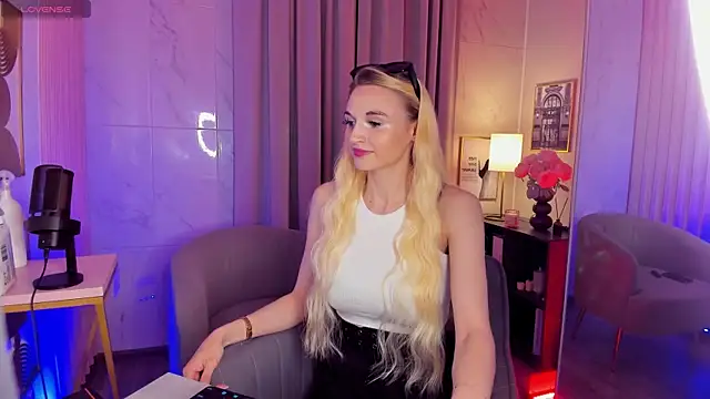 Snapshot of Mila__Lux chatting on May 2026 08:26:01 PM Mila Lux online show from May 2026 08:26:01 PM