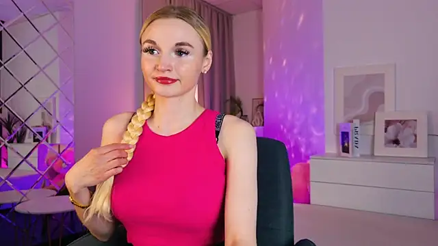 Snapshot of Mila__Lux chatting on May 2026 08:28:01 PM Mila Lux online show from May 2026 08:28:01 PM