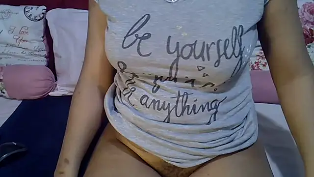 Snapshot of Queenleahx chatting on June 2026 06:40:01 AM Queenleahx online show from June 2026 06:40:01 AM