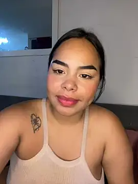 Snapshot of lunaa_and_vale chatting on June 2026 03:37:01 AM lunaa and vale online show from June 2026 03:37:01 AM