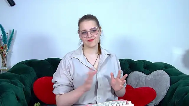 Snapshot of AlexaAvery chatting on May 2026 06:40:02 AM AlexaAvery online show from May 2026 06:40:02 AM