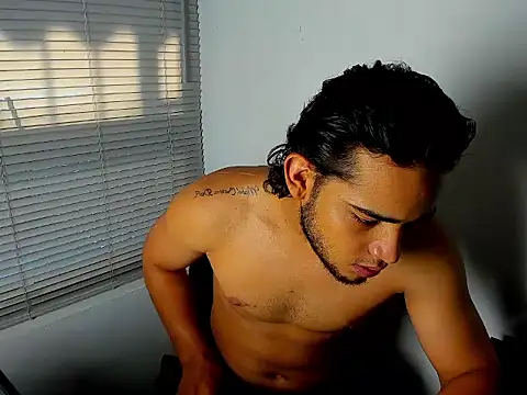 Snapshot of louis_rueda chatting on June 2026 10:00:01 PM louis rueda online show from June 2026 10:00:01 PM