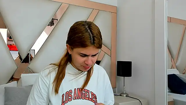 AliceCruzz online show from June 2026 12:07:02 PM