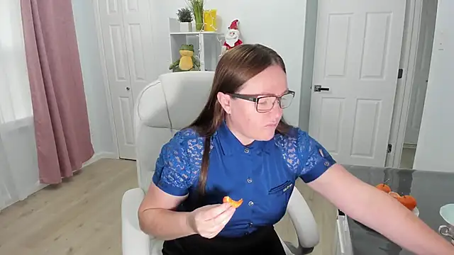 Snapshot of Vika73 chatting on December 2024 03:00:02 PM Vika73 online show from December 2024 03:00:02 PM