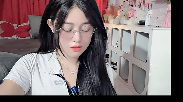 Snapshot of Bee-Cherry chatting on May 2026 03:03:02 AM Bee-Cherry online show from May 2026 03:03:02 AM