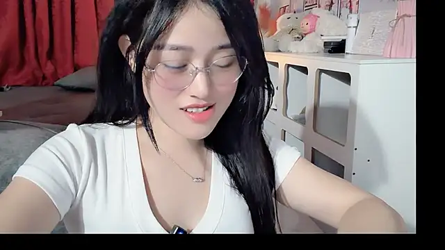 Snapshot of Bee-Cherry chatting on May 2026 04:15:01 PM Bee-Cherry online show from May 2026 04:15:01 PM