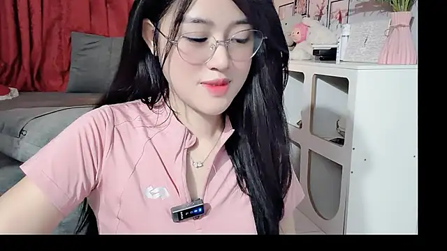 Snapshot of Bee-Cherry chatting on May 2026 06:11:02 AM Bee-Cherry online show from May 2026 06:11:02 AM