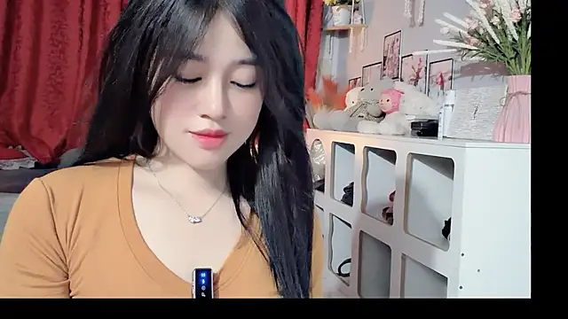 Snapshot of Bee-Cherry chatting on May 2026 06:17:01 PM Bee-Cherry online show from May 2026 06:17:01 PM