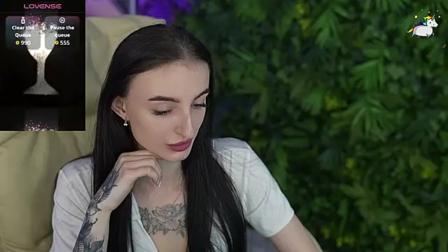 Snapshot of EmilyyMoon chatting on May 2026 11:18:02 AM EmilyyMoon online show from May 2026 11:18:02 AM