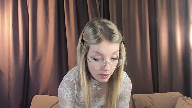 NovaOliphant online show from May 2026 09:49:02 PM