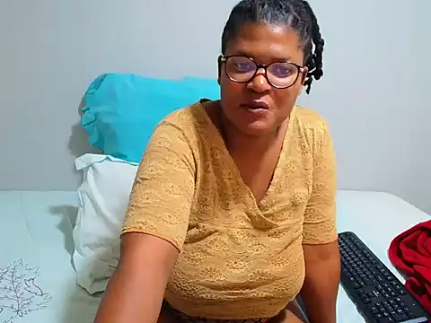 Snapshot of CandyYumsAerolaXX chatting on June 2026 07:13:02 AM CandyYumsAerolaXX online show from June 2026 07:13:02 AM