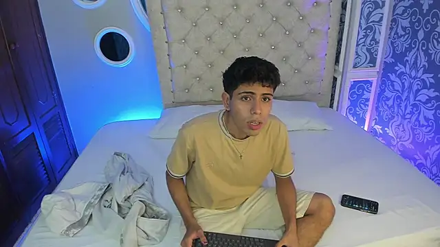 hunterwest06 online show from May 2026 03:47:01 AM