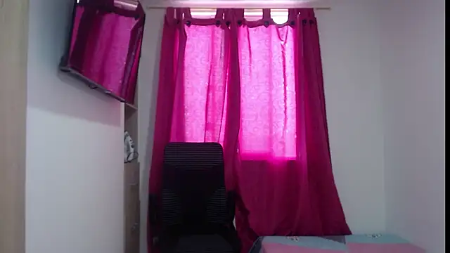 Snapshot of Valeria_Santos_ chatting on June 2026 01:11:01 PM Valeria Santos online show from June 2026 01:11:01 PM