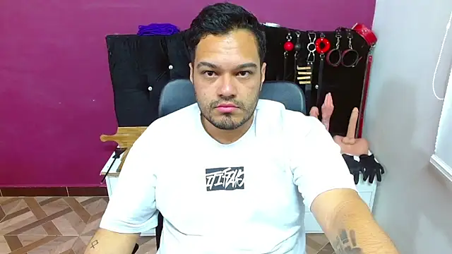 Snapshot of -AlejandroT- chatting on May 2026 04:43:01 AM -AlejandroT- online show from May 2026 04:43:01 AM