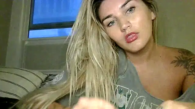Snapshot of thebeachyblonde chatting on June 2026 03:11:02 AM thebeachyblonde online show from June 2026 03:11:02 AM