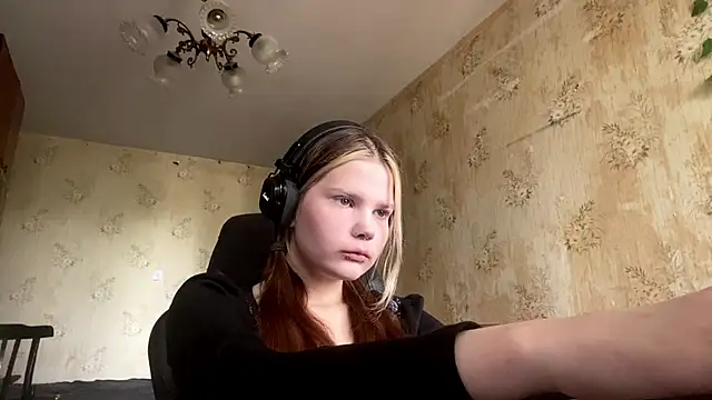 Snapshot of SusanaLeichty chatting on June 2026 07:03:02 AM SusanaLeichty online show from June 2026 07:03:02 AM