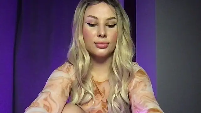Lili Weiss online show from June 2026 07:03:02 PM