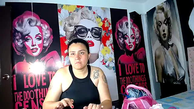 Snapshot of BaddieLuxe_ chatting on May 2026 10:33:01 AM BaddieLuxe online show from May 2026 10:33:01 AM
