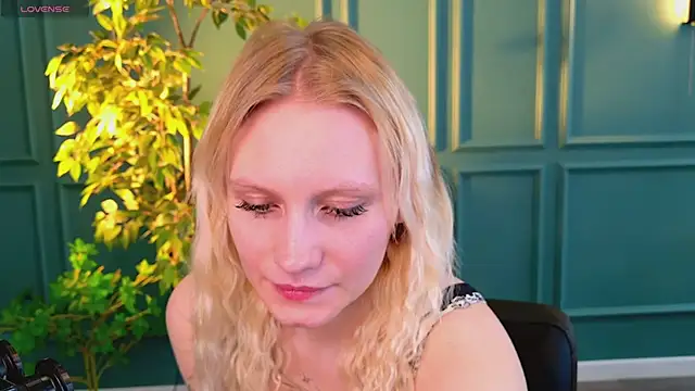 Snapshot of haleybooo chatting on May 2026 05:59:01 AM haleybooo online show from May 2026 05:59:01 AM