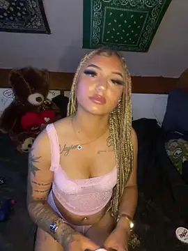YoungXylena online show from May 2026 07:04:01 PM