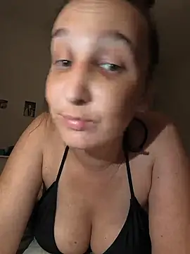 Snapshot of priska-lova chatting on July 2026 12:57:01 AM priska-lova online show from July 2026 12:57:01 AM