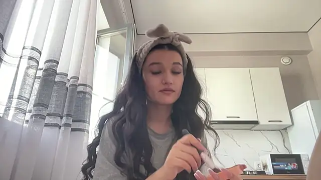 Snapshot of LisetteParajon chatting on June 2026 05:06:01 AM LisetteParajon online show from June 2026 05:06:01 AM