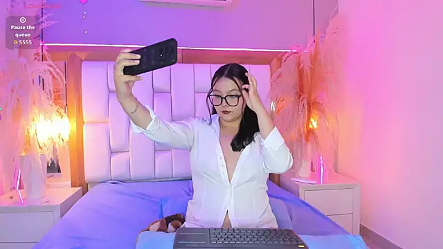 Snapshot of Violet_Bloom chatting on May 2026 05:54:02 PM Violet Bloom online show from May 2026 05:54:02 PM