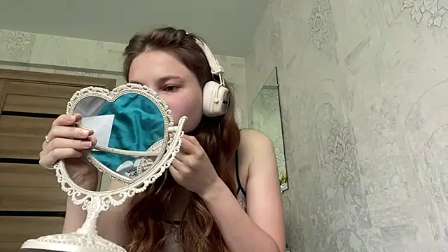 Snapshot of HeIen_cute chatting on June 2026 05:27:02 AM HeIen cute online show from June 2026 05:27:02 AM
